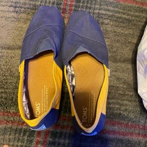Blue and yellow Toms for Michigan State